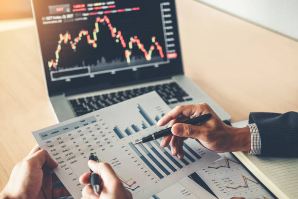 business team investment przedsiębiorca trading dyskusji i analizy wykres obrotu giełdowego, koncepcja wykresu giełdowego - chart business finance graph zdjęcia i obrazy z banku zdjęć