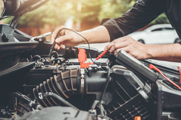 meccanico automatico che lavora nel garage tecnico mani del meccanico di auto che lavora nel servizio di riparazione automatica e controllo della batteria dell'auto di manutenzione. - car examining mechanic auto mechanic foto e immagini stock