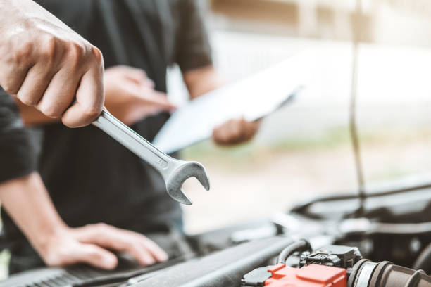 kfz-mechaniker arbeiten in der garage techniker hands des kfz-mechanikers arbeiten in der auto-reparatur service und wartung auto check. - car battery car battery auto repair shop stock-fotos und bilder