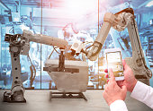 man-arbeitet-mit-roboter.jpg?b=1&s=170x170&k=20&c=YvBGhoHh_KQ9Ds_xsFAaVSB4ZOXboQtAPwkjong4JuQ=