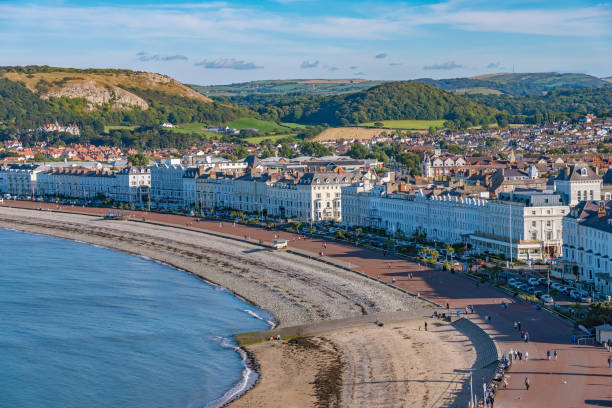 vue de la ville balnéaire de llandudno et plage - gwynedd photos et images de collection