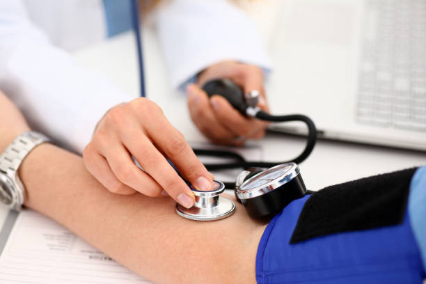 doctora los brazos hacen medic procedimiento closeup - blood pressure bulb fotografías e imágenes de stock