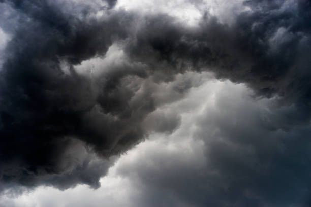 nube de lluvia - storm cloud storm dramatic sky hurricane fotografías e imágenes de stock