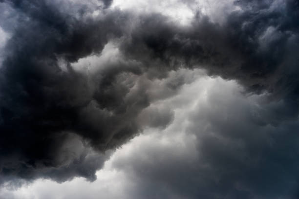 nuage de pluie - mauvais présage photos et images de collection