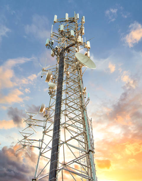 сотовая башня: башня сотовой связи для передачи мобильных телефонов и видео данных - moody sky audio стоковые фото и изображения