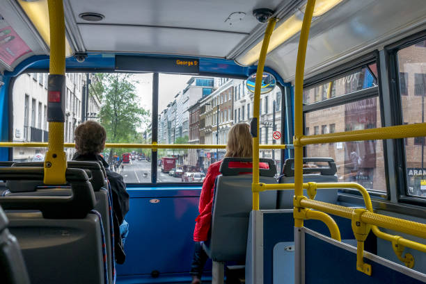 passangers su un autobus di londra. - bus family travel destinations women foto e immagini stock