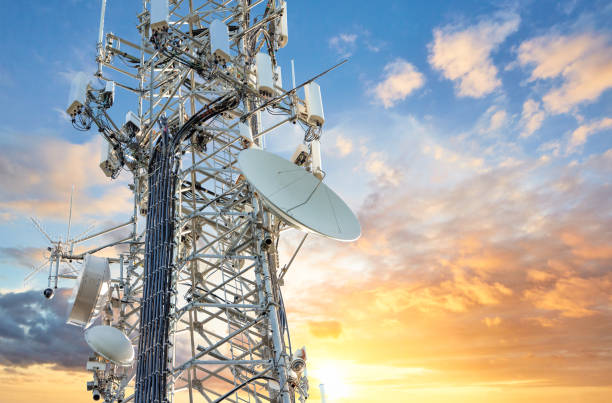 5g sunset cell tower: torre de comunicaciones celulares para la transmisión de datos móvil y video - moody sky audio fotografías e imágenes de stock