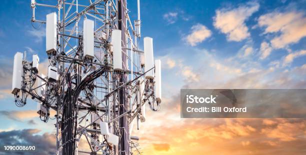 5g Sunset Cell Tower Mobilfunkmast Für Mobiltelefon Und Videodatenübertragung Stockfoto und mehr Bilder von 5G