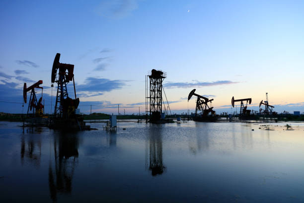 yacimientos de petróleo en la noche, torre de perforación petroleros en la noche, puesta del sol y puesta del sol - gasoline production fotografías e imágenes de stock