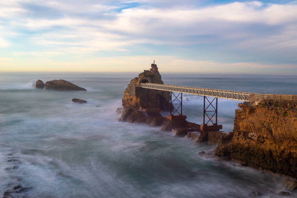 felsen der jungfrau maria in biarritz, frankreich - rocher de la vierge stock-fotos und bilder