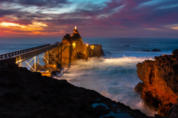 felsen der jungfrau maria (rocher de la vierge) in biarritz, frankreich - rocher de la vierge stock-fotos und bilder