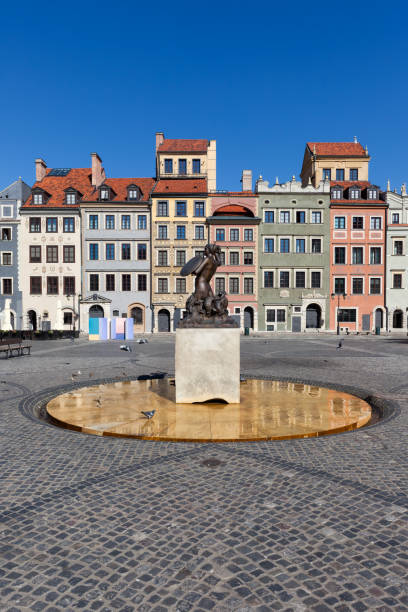 mercato della città vecchia a varsavia - warsaw old town square foto e immagini stock