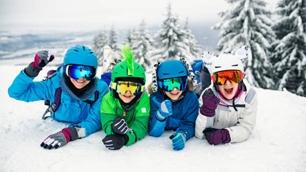familia de esquí divertirse en día de invierno - skiing snow skiing helmet fun fotografías e imágenes de stock