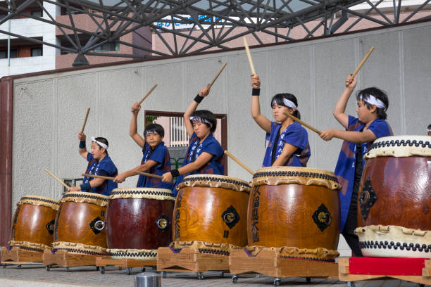 los niños taiko tambores banda dando un rendimiento en sasebo - taiko drum fotografías e imágenes de stock