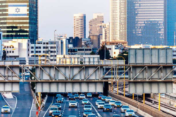 tráfego da cidade - tel aviv, israel - tel aviv israel skyline traffic - fotografias e filmes do acervo