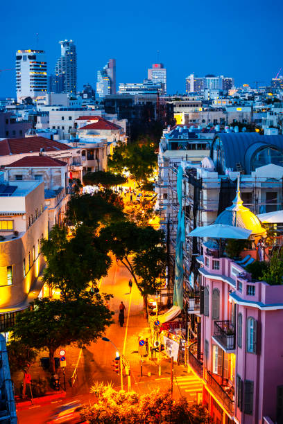 cidade de noite - tel aviv, israel - tel aviv israel skyline traffic - fotografias e filmes do acervo