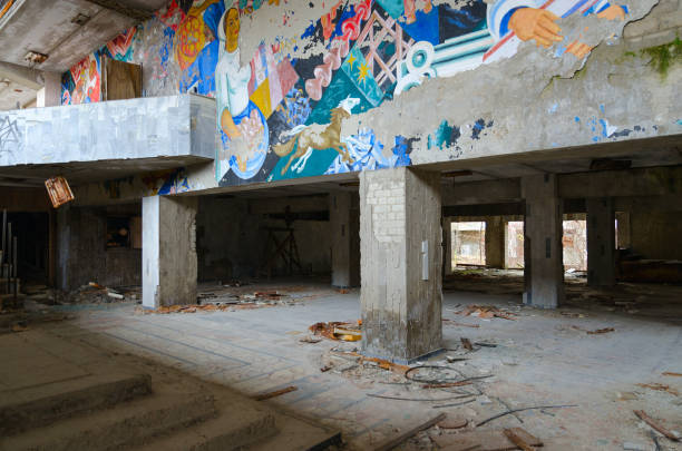 фойе дворца культуры "энергетический", мертвый заброшенный город-призрак припять в чернобыльской зоне отчуждения, украина - dead race стоковые фото и изображения