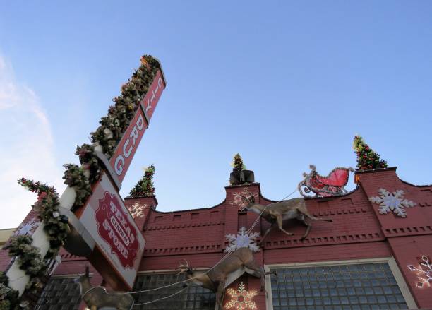 Santa’s sleigh and reindeer in Grapevine, Texas Grapevine, Texas, USA -- December 22, 2018: Santa’s sleigh and a reindeer display sit atop a drugstore on Main Street in downtown Grapevine, a suburb city of Fort Worth and Dallas, Texas. grapevine texas city stock pictures, royalty-free photos & images