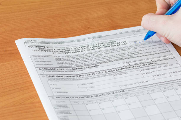 istock Filling polish peper tax form PIT-28/PIT-28S. 1090107896