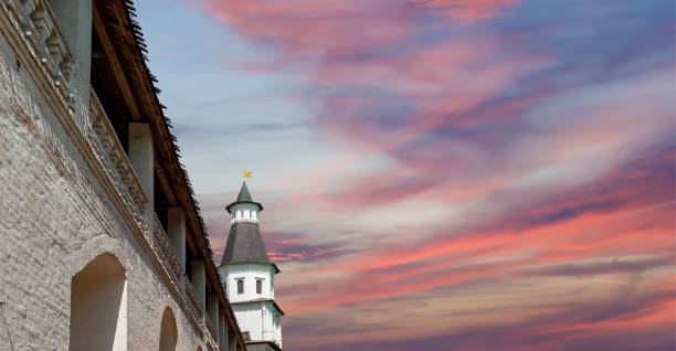 auferstehung-kloster (woskressenskij kloster, novoiyerusalimsky kloster oder kloster neu-jerusalem)--ist eine große der russisch-orthodoxen kirche in moskau, russland. gegründet im jahre 1656 als patriarchalische residenz - patriarchal cross stock-fotos und bilder