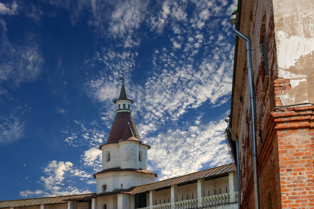 resurrection monastery (voskresensky monastery, novoiyerusalimsky monastery or new jerusalem monastery)-- is a major monastery of the russian orthodox church in moscow region, russia. was founded in 1656 as a patriarchal residence - patriarchal cross imagens e fotografias de stock