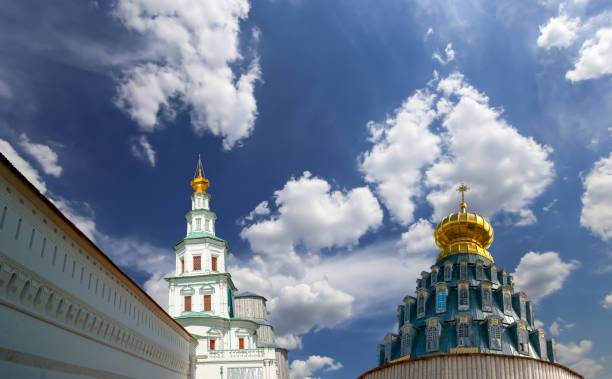 Resurrection Monastery (Voskresensky Monastery, Novoiyerusalimsky Monastery or New Jerusalem Monastery)-- is a major monastery of the Russian Orthodox Church in Moscow region, Russia. Was founded in 1656 as a patriarchal residence monasterio de la resurrección (voskresensky monasterio, monasterio de novoiyerusalimsky o monasterio de la nueva jerusalén)--es un importante monasterio de la iglesia ortodoxa de rusia en la región de moscú, rusia. fue fundada en 1656 como residencia p