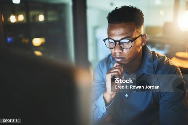 Geben Sie Einige Gedanken Stockfoto und mehr Bilder von Technologie - Technologie, Büro, Betrachtung