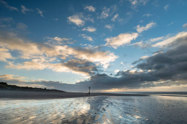 lever du soleil d’hiver magnifique sur la plage de west wittering à sussex en angleterre avec le vent de sable sur la plage - witterung photos et images de collection