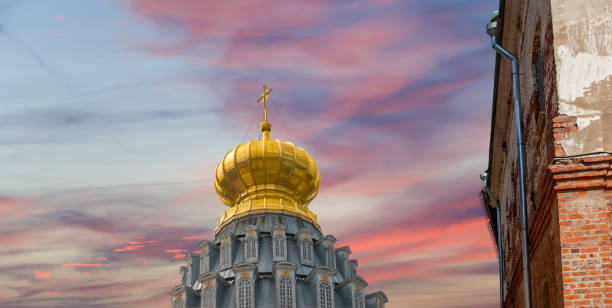 resurrection monastery (voskresensky monastery, novoiyerusalimsky monastery or new jerusalem monastery)-- is a major monastery of the russian orthodox church in moscow region, russia. was founded in 1656 as a patriarchal residence - patriarchal cross imagens e fotografias de stock