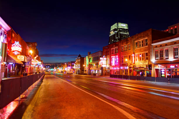 broadway en el centro de la ciudad de nashville, tennessee - country road fotos fotografías e imágenes de stock