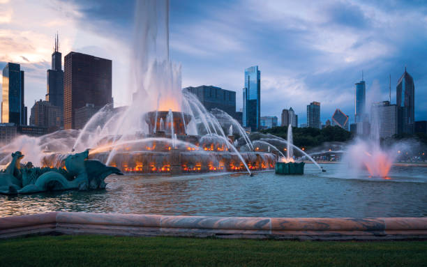 panorama de fonte de buckingham de skyline de chicago à noite - chicago fountain skyline night - fotografias e filmes do acervo