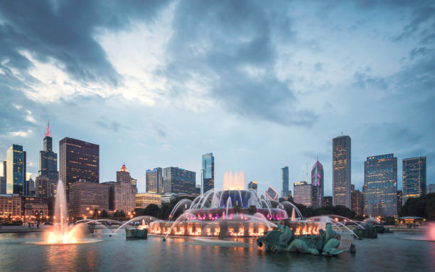 fonte de buckingham e o horizonte da baixa de chicago - chicago fountain skyline night - fotografias e filmes do acervo