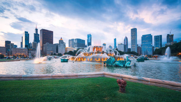 fontana di buckingham e skyline del centro di chicago - chicago fountain skyline night foto e immagini stock