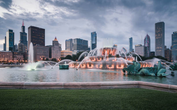 buckingham fountain + skyline at night - chicago fountain skyline night imagens e fotografias de stock