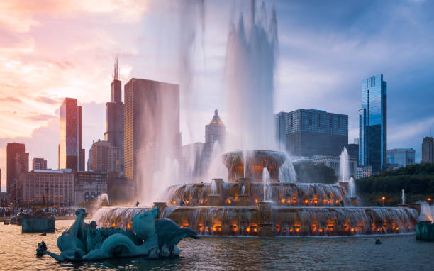 buckingham fountain + skyline di notte - chicago fountain skyline night foto e immagini stock