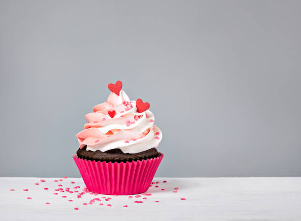 cupcake de san valentín - chocolate chocolate candy cupcake pink fotografías e imágenes de stock