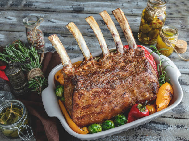 grillowany pieczony stojak z kotletów jagnięcych z warzywami w ceramicznym naczyniu do pieczenia - rack of lamb zdjęcia i obrazy z banku zdjęć