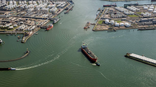shipping terminal port aerial - petrolium tanker imagens e fotografias de stock