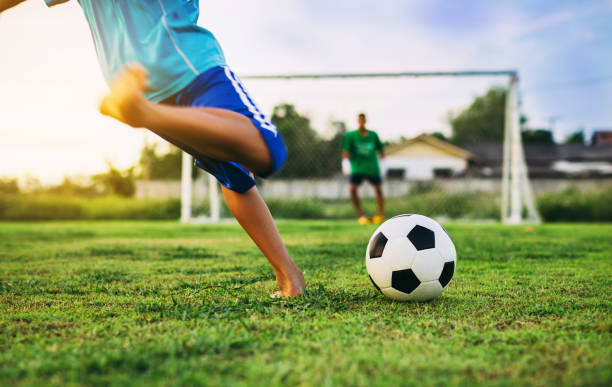 演習ではサッカーを遊んでいる子供のグループのアクション スポーツ写真。 - soccer field dirty soccer outdoors ストックフォトと画像