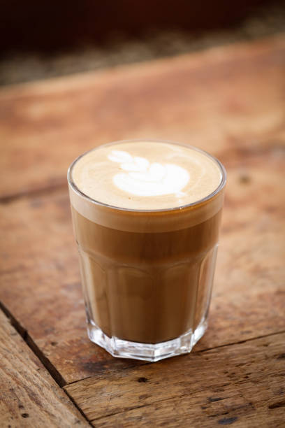 арт латте чашку горячего кофе - hot chocolate latté coffee cappuccino стоковые фото и изображения