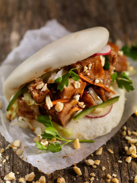 schweinebauch bao brötchen - baozi stock-fotos und bilder