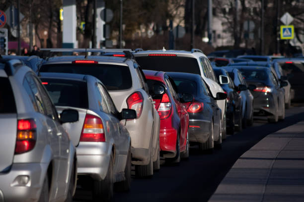 transport jam on city roads st. petersburg in summer day - personal land vehicle imagens e fotografias de stock