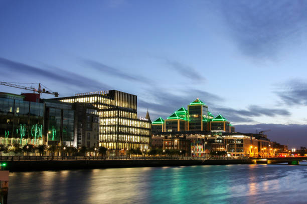 city center with business quarter at sunset, dublin - liffey river imagens e fotografias de stock