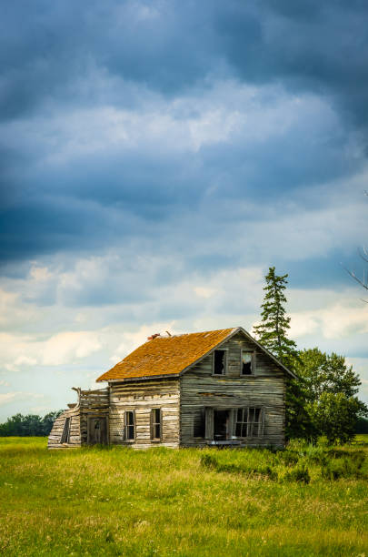 istock Old Farmhouse Stormy Clouds 1090175328