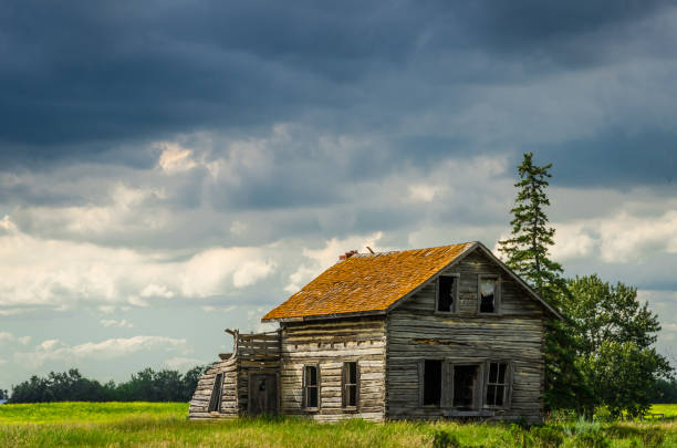 istock Old Farmhouse Stormy Clouds 1090175602