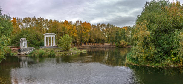 étang de park city au début de l’automne - bench forest pond autumn photos et images de collection
