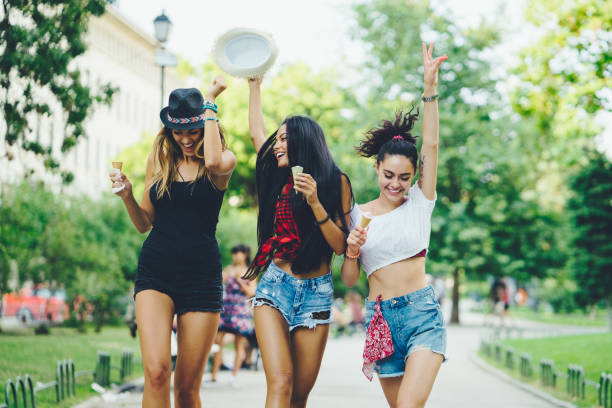 szczęśliwe dziewczyny jedzące lody i bawiące się - people eating walking fun zdjęcia i obrazy z banku zdjęć