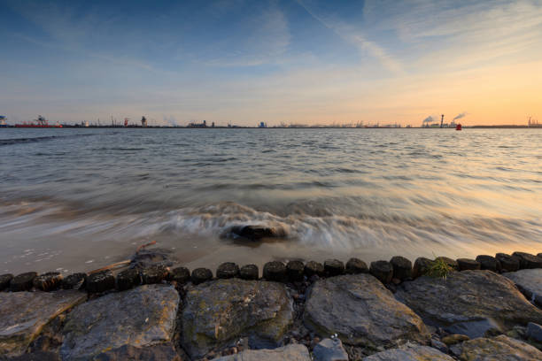 lunatico paesaggio marino lungo il fiume nieuwe waterweg vicino a rotterdam - nieuwe waterweg foto e immagini stock
