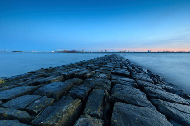 lunatico paesaggio marino lungo il fiume nieuwe waterweg vicino a rotterdam - nieuwe waterweg foto e immagini stock