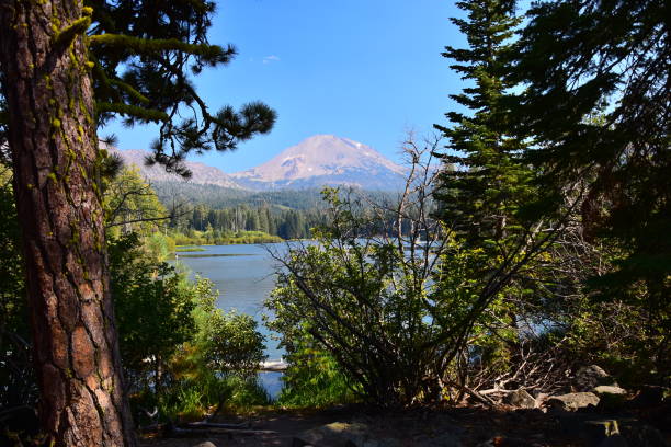 ラッセン火山国立公園 - manzanita lake ストックフォトと画像